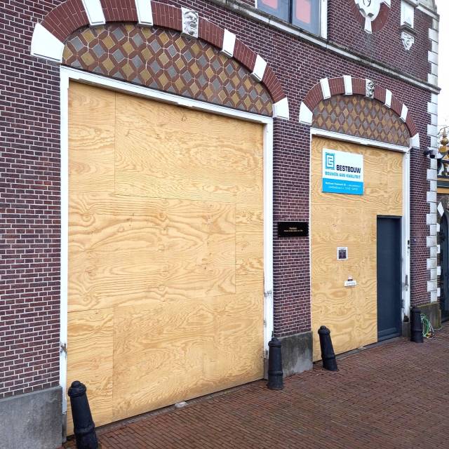 Koetshuisdeuren in restauratie